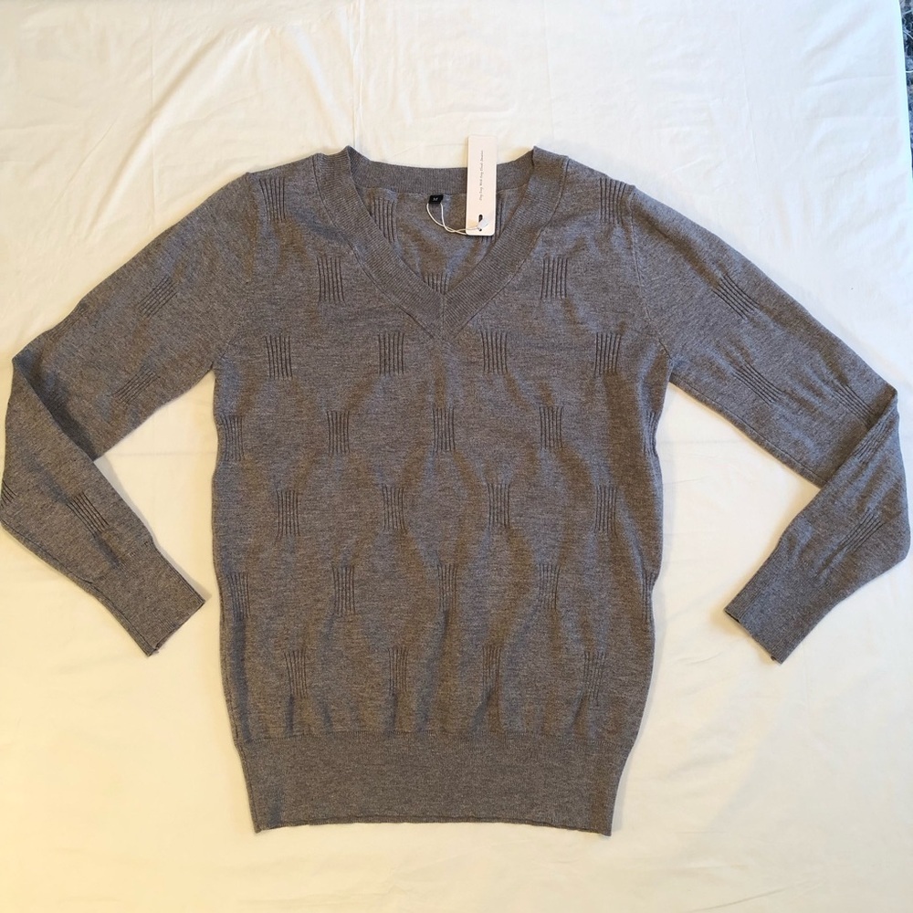 NWT Arach & Cloz Gray Lightweight V-Neck Ribbed Sweater Size M